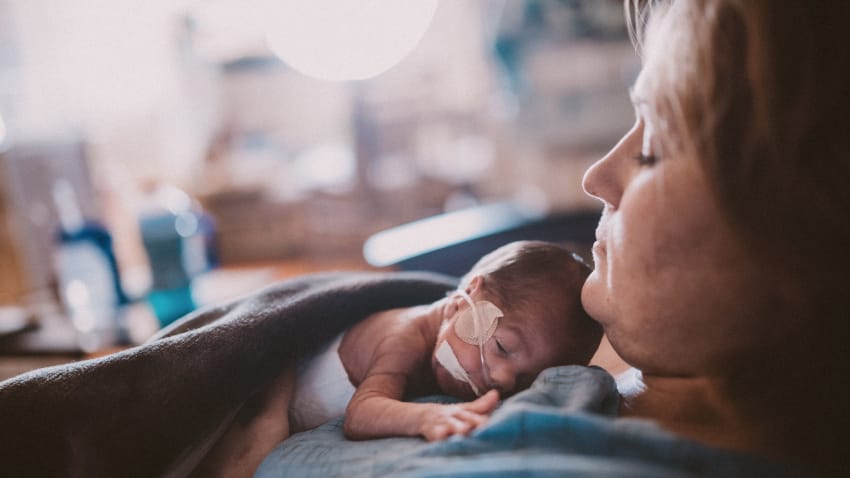 mother-holding-newborn 