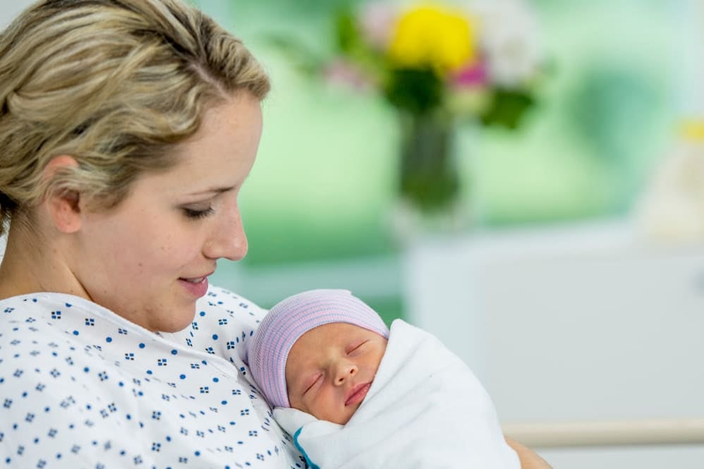 mother-holding-newborn